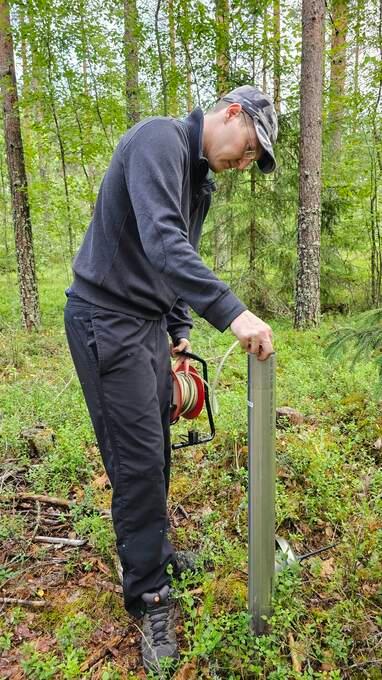 Pohjaveden pinnankorkeuden käsimittaus.