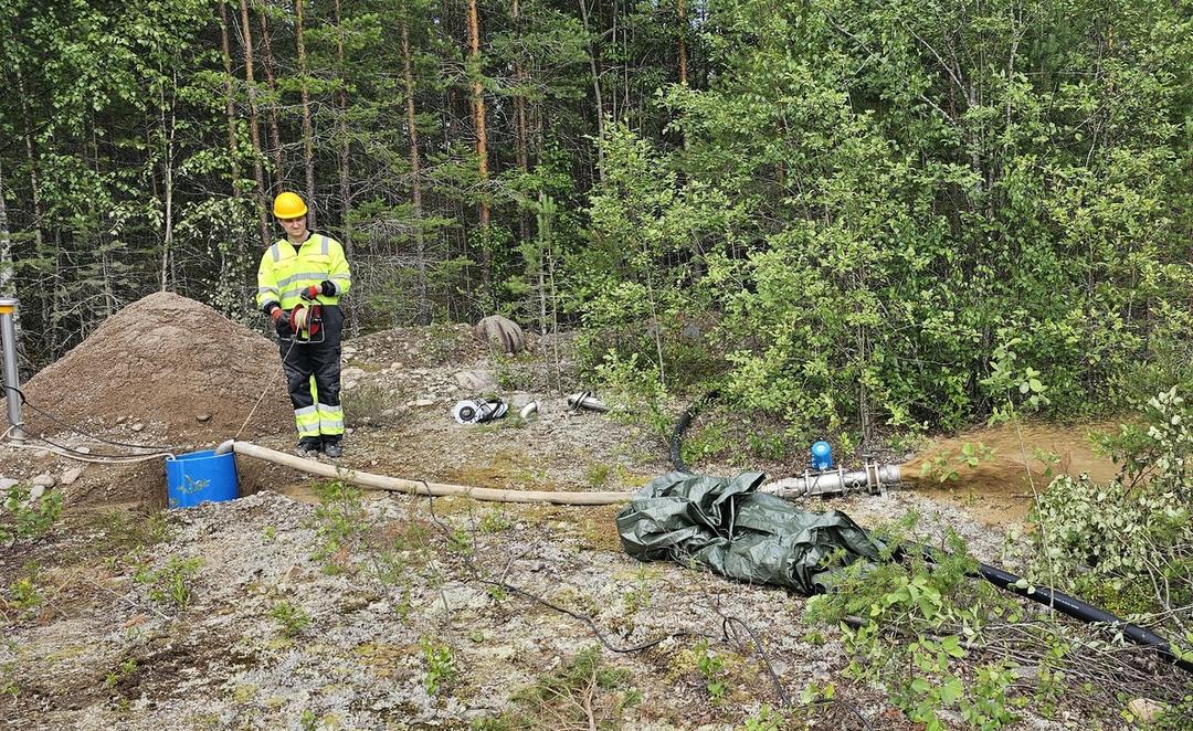 Kaivon huuhtelutyö käynnissä.